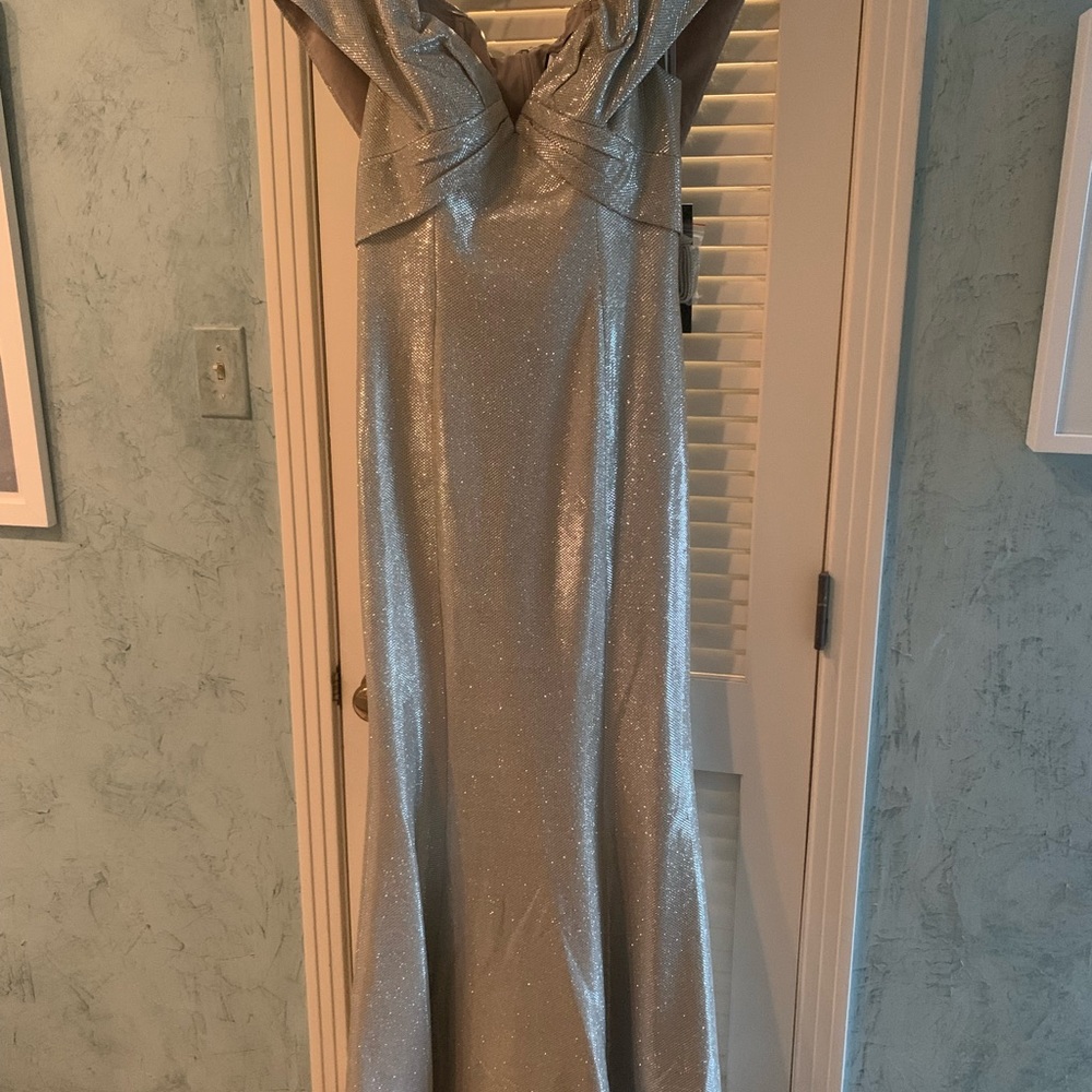 Gown - Picture 5 of 5